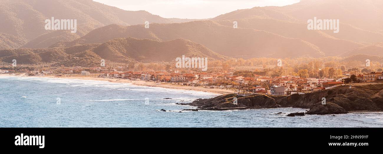 Vue panoramique aérienne sur la ville de Sarti et la célèbre longue plage de sable au coucher du soleil. Vacances à Halkidiki, Grèce Banque D'Images