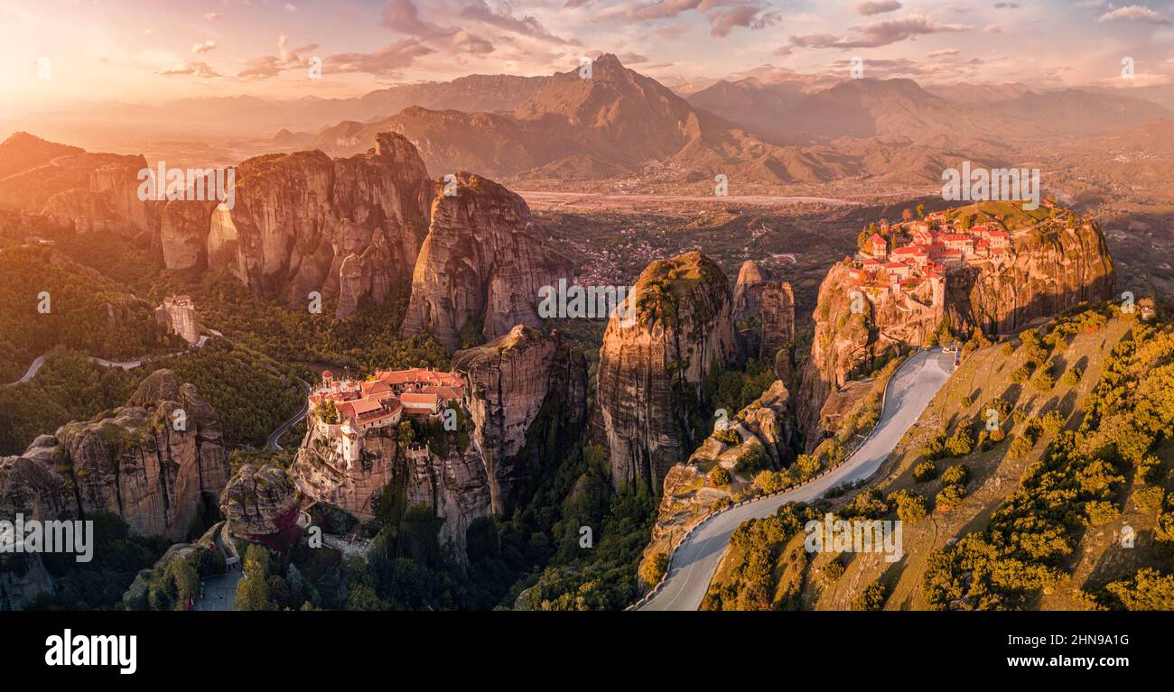 Vue panoramique majestueuse et aérienne des célèbres monastères Meteora volant en Grèce à l'automne. Rendez-vous aux merveilles du monde. Visitez attraction touristique Banque D'Images