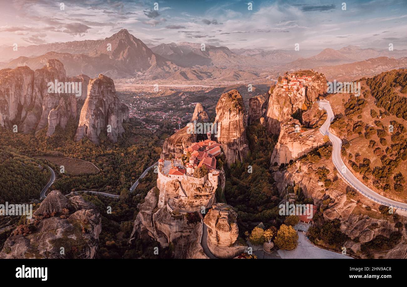 Panorama aérien des célèbres monastères de Meteora près de la ville de Kalambaka en Grèce. Destinations et attractions touristiques et touristiques Banque D'Images