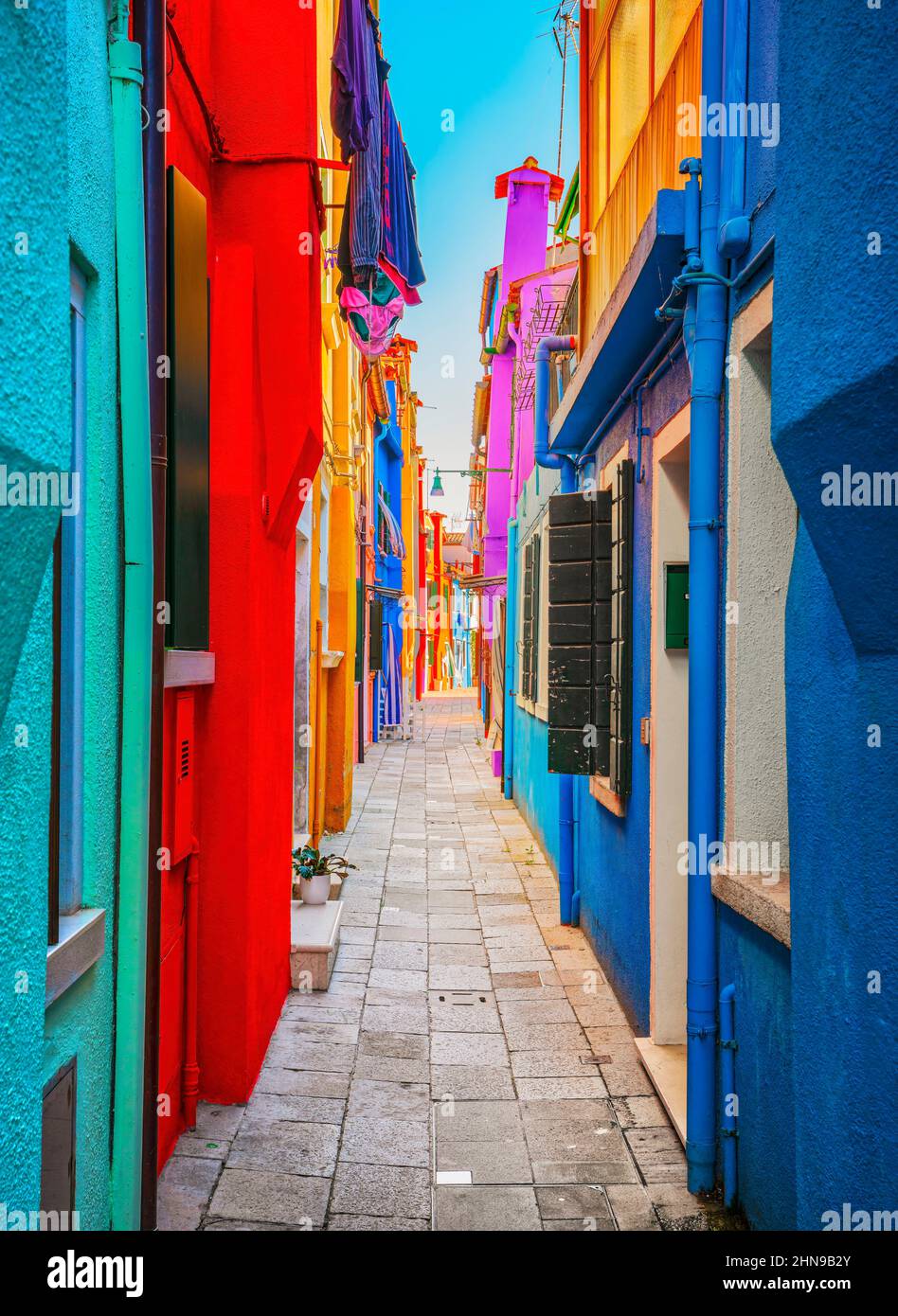 Île de Burano, rue étroite, maisons colorées dans le lagon vénitien. Venise, Italie, Europe. Banque D'Images