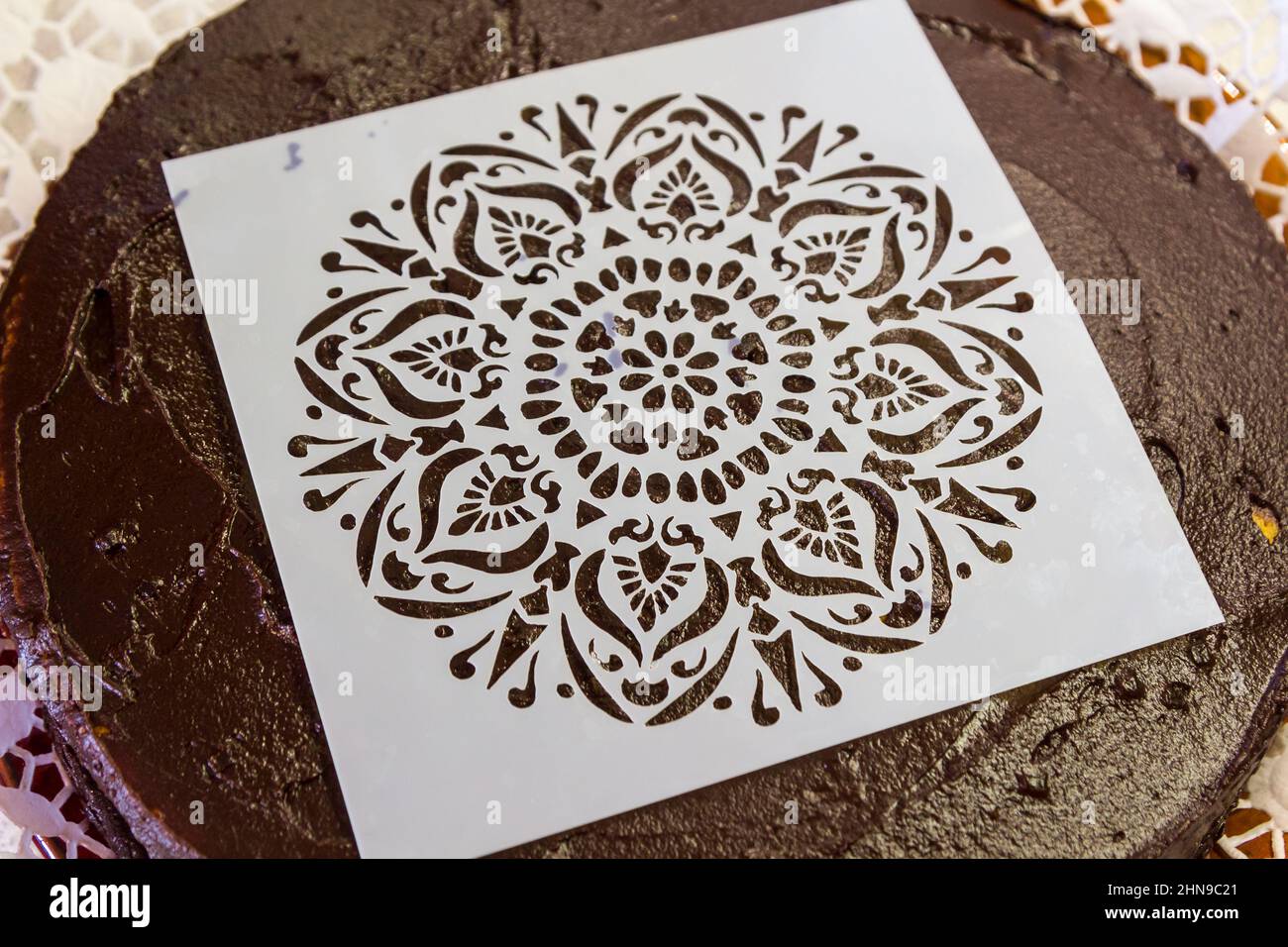 Pochoir réutilisable pour le glaçage sur le gâteau au chocolat Banque D'Images