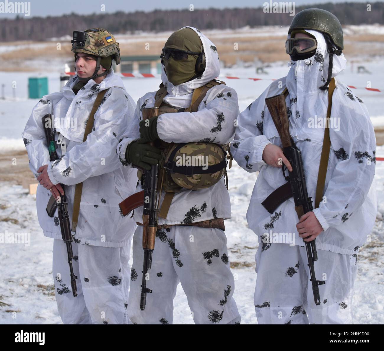 L'armée ukrainienne se tient en alerte pendant l'exercice d'entraînement d'armes.sur le terrain d'entraînement du Centre international pour le maintien de la paix et la sécurité de l'Académie nationale des forces terrestres, nommé d'après Hetman Petro Sagaidachny, des instructeurs ukrainiens sont formés à l'utilisation de M141 lanceurs de grenade (ou SMAW-D) récemment transférés en Ukraine. Les États-Unis ont fourni des armes à l'Ukraine en raison d'une possible attaque russe. Banque D'Images