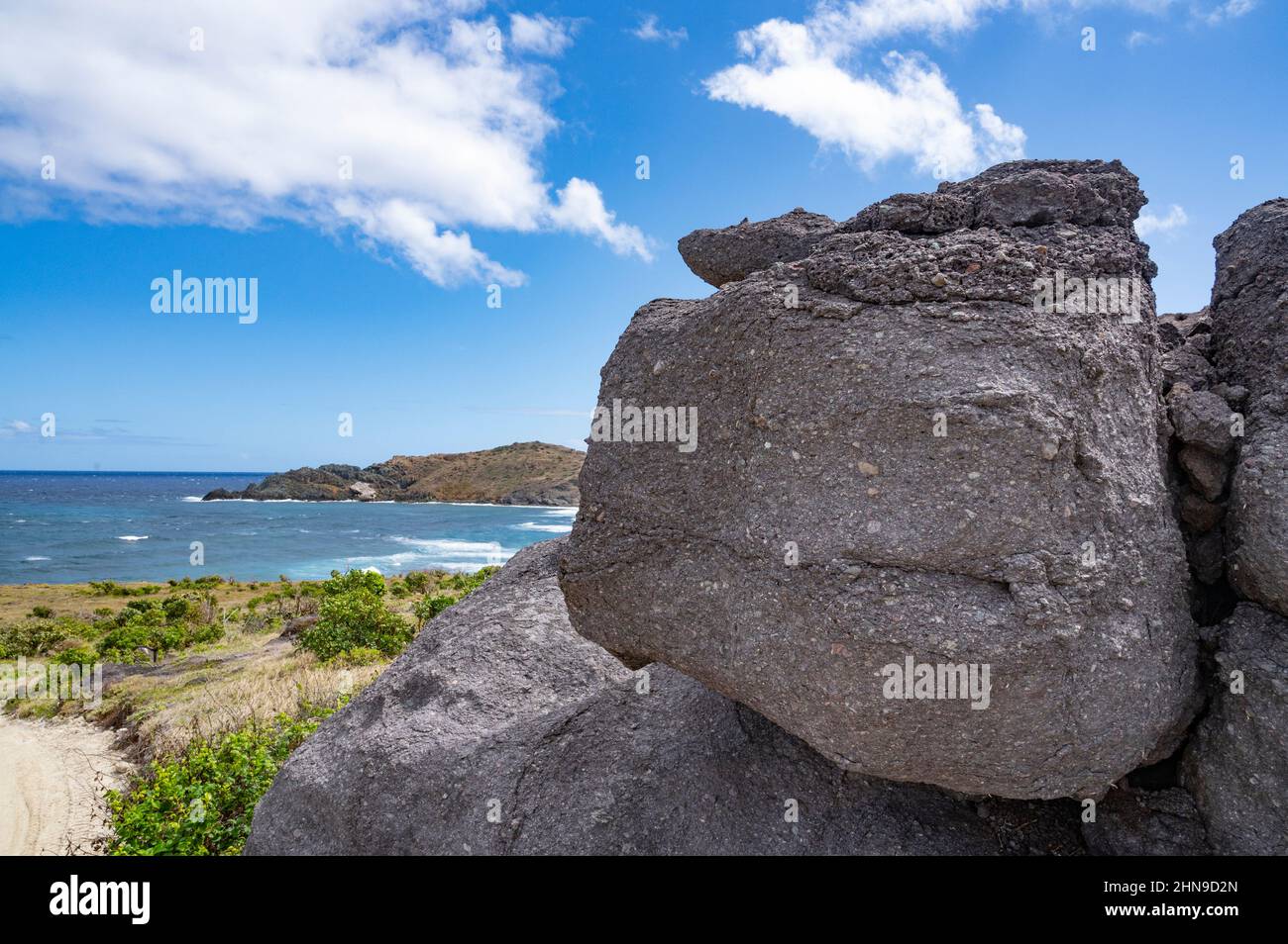 Roche volcanique sur le sentier côtier de Grand cul-de-sac à petit Culde-sac, Saint-Barthélemy Banque D'Images