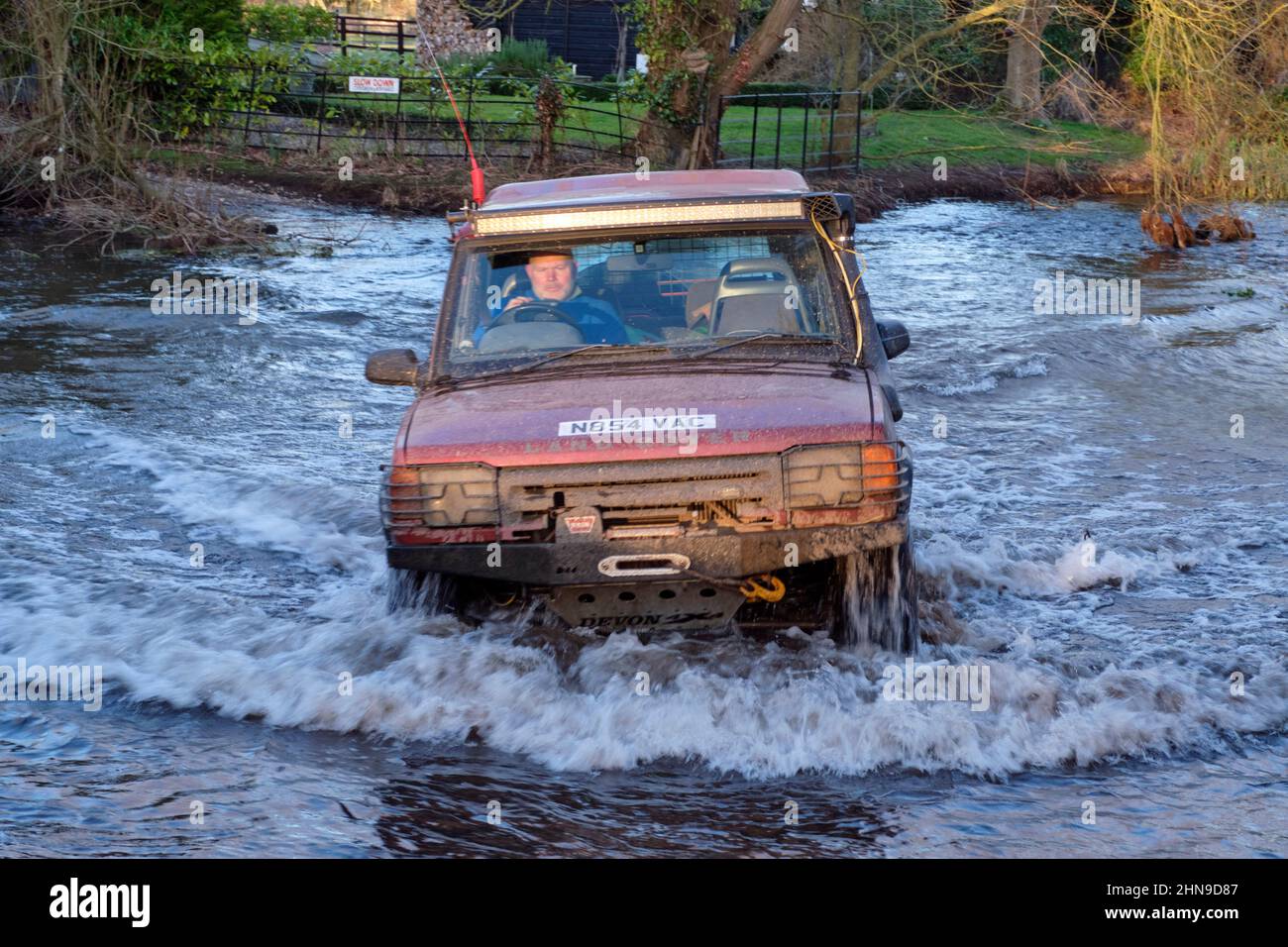 Land Rover qui traverse la rivière Wensum à Shereford. Norfolk, Angleterre. Banque D'Images