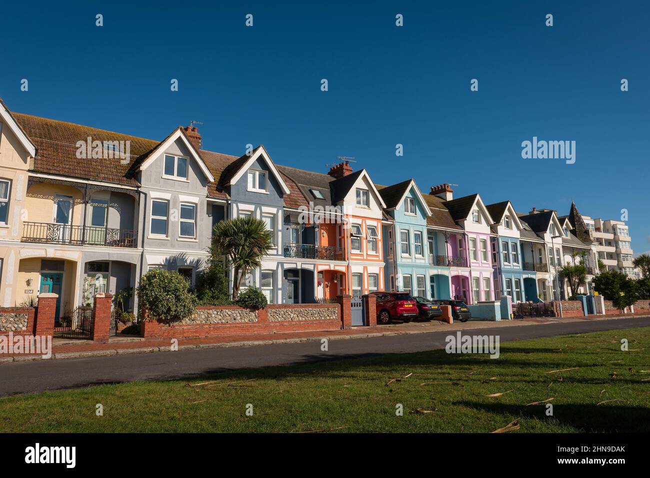 Maisons en terrasse édouardiennes colorées sur le front de mer de Worthing, West Sussex, Royaume-Uni Banque D'Images