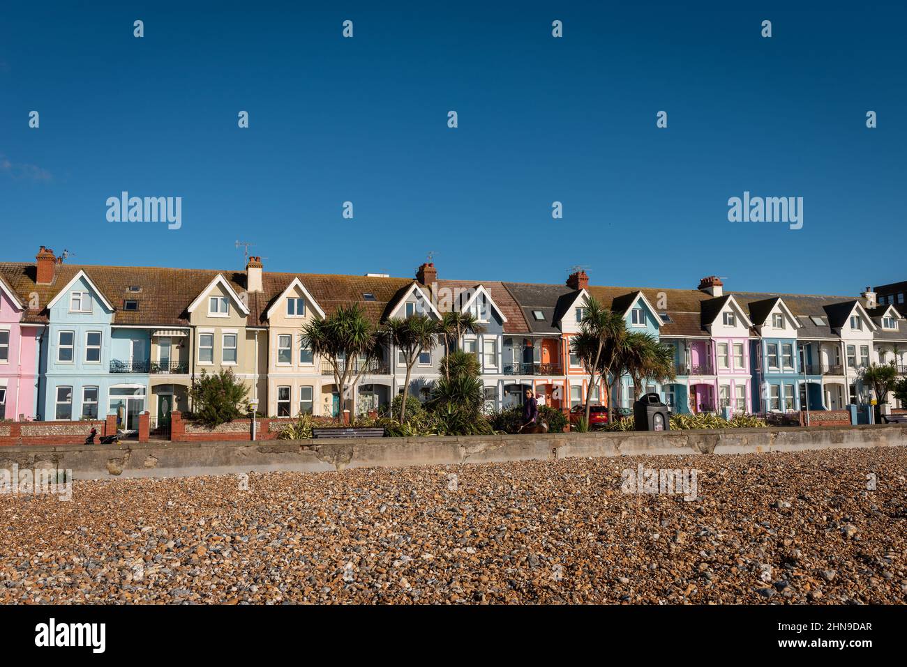 Maisons en terrasse édouardiennes colorées sur le front de mer de Worthing, West Sussex, Royaume-Uni Banque D'Images