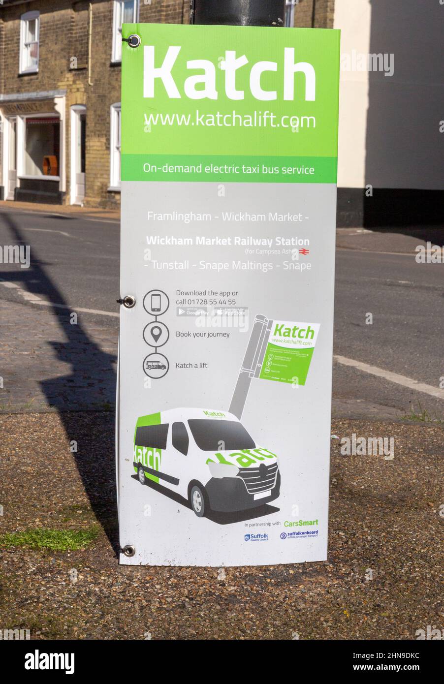 Panneau pour le service de taxi électrique à la demande de Katch, Wickham Market, Suffolk, Angleterre, Royaume-Uni Banque D'Images Panneau pour le service de taxi électrique à la demande de Katch, Wickham Market, Suffolk, Angleterre, Royaume-Uni Banque D'Images