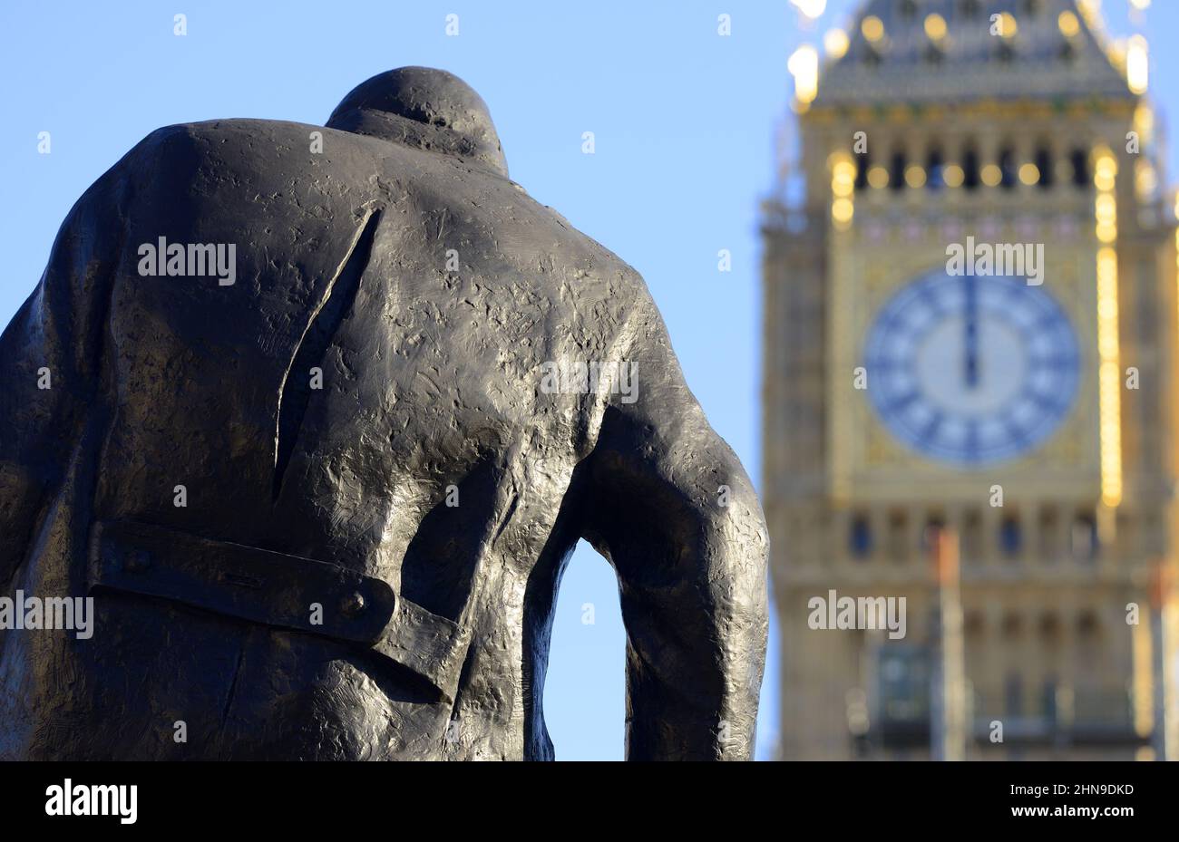 Londres, Angleterre, Royaume-Uni. Statue (1973 ; Ivor Roberts-Jones) de Sir Winston Churchill (1874-1965) à la place du Parlement. Big Ben Banque D'Images