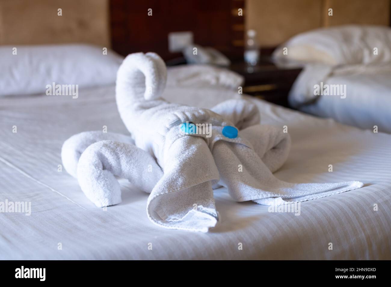 Figurine Scorpion faite de serviettes sur un lit dans une chambre d'hôtel  Photo Stock - Alamy