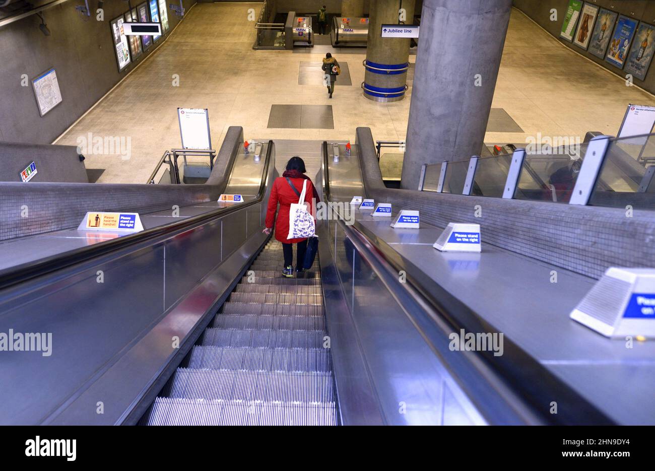Londres, Angleterre, Royaume-Uni. Métro de Londres: Femme sur un escalier mécanique dans la station de métro Westminster Banque D'Images
