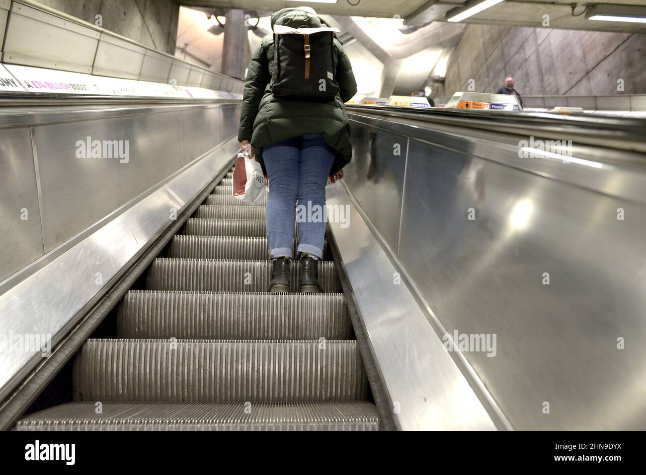 Londres, Angleterre, Royaume-Uni. Métro de Londres : passager sur un escalier roulant Banque D'Images