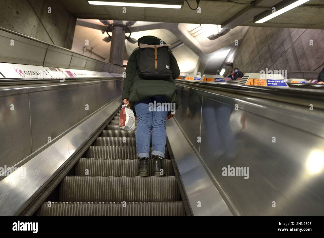 Londres, Angleterre, Royaume-Uni. Métro de Londres : passager sur un escalier roulant Banque D'Images