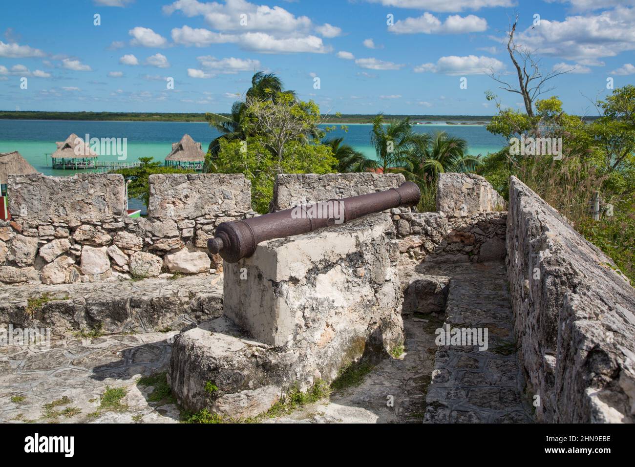 Colonial Cannon, fort de San Felipe, fondé en 1725, Bacalar, Quintana Roo, Mexique Banque D'Images