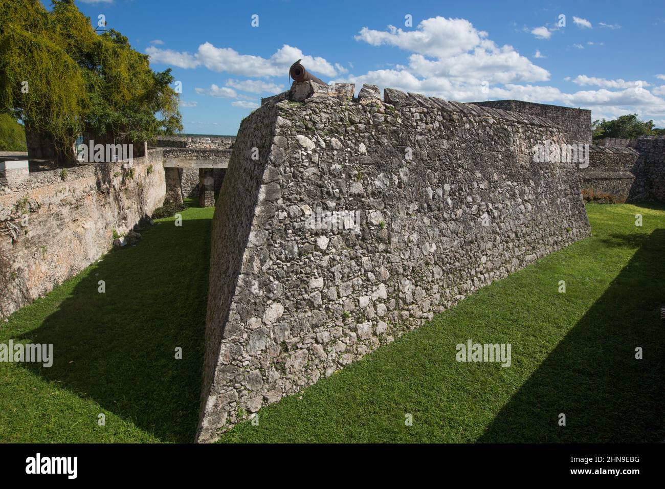 Colonial Cannon, fort de San Felipe, fondé en 1725, Bacalar, Quintana Roo, Mexique Banque D'Images