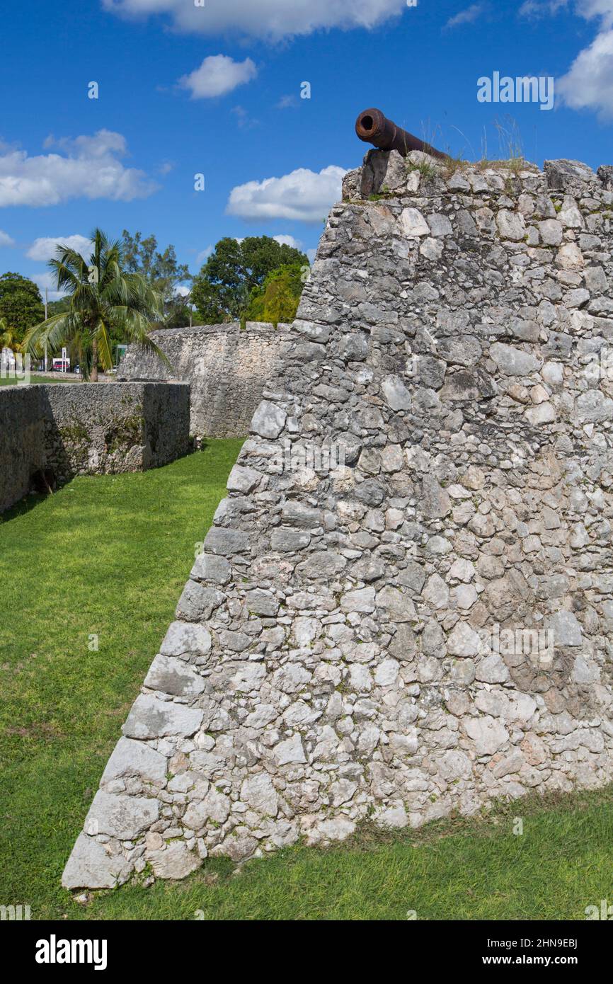 Colonial Cannon, fort de San Felipe, fondé en 1725, Bacalar, Quintana Roo, Mexique Banque D'Images