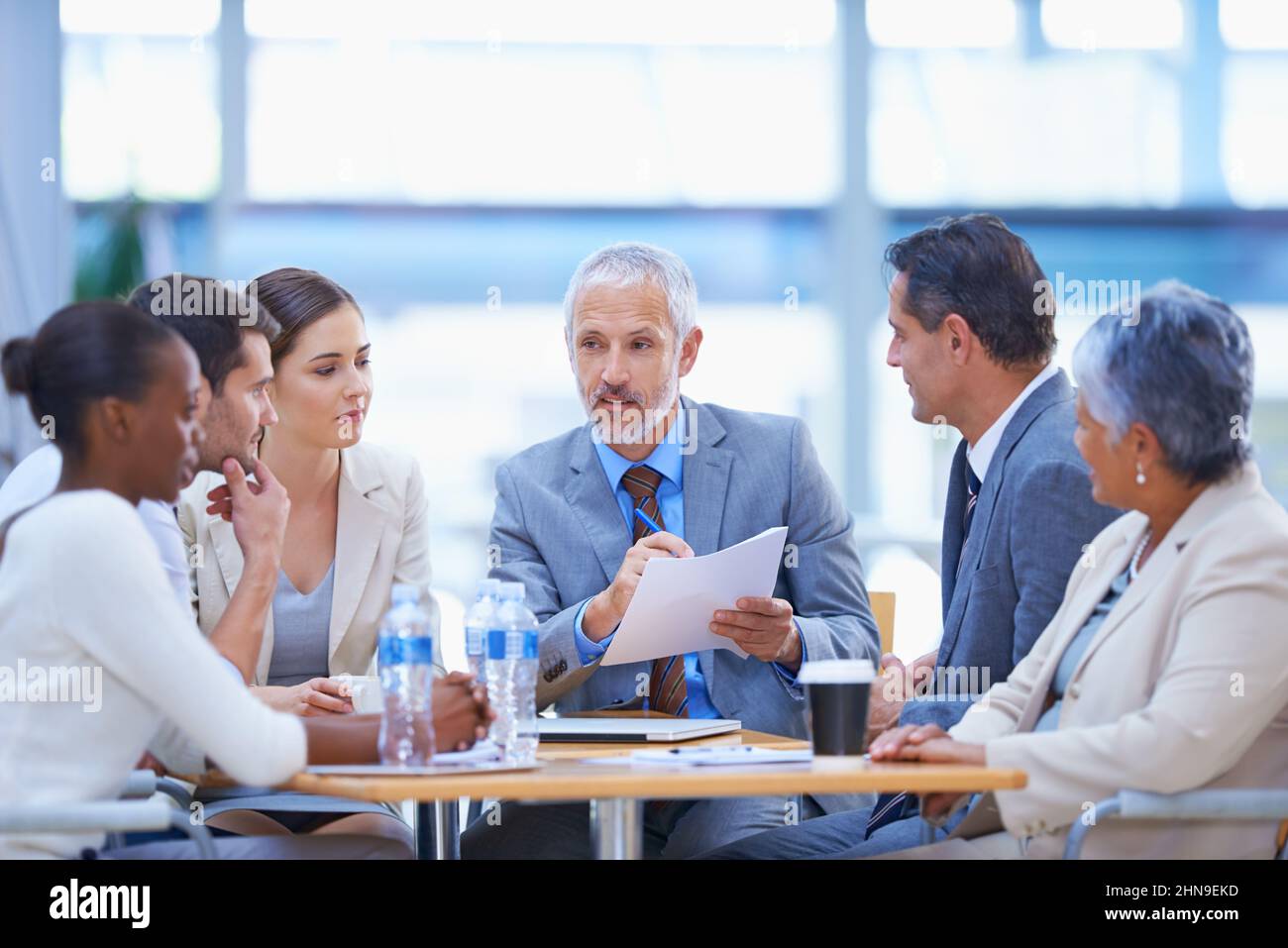 En prenant un aperçu des coûts et des avantages. Photo d'un groupe diversifié d'hommes d'affaires ayant une réunion. Banque D'Images