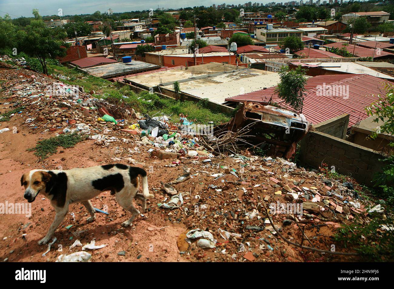 Les habitants du quartier de la Pastora vivent dans des conditions précaires, dans des maisons en feuilles de zinc et des rues en terre ce lundi 14 février 2022 à Maracaibo, Venezuela. La pandémie de Covid-19 et la crise des combustibles ont aggravé la situation économique que ce pays riche en ressources pétrolières connaît depuis des années. Selon les résultats d'une étude de l'Université catholique Andrés Bello (UCAB). Depuis 2014, le pays souffre d'une pénurie de services de base tels que l'eau potable, l'électricité, le gaz, le chômage, l'hyperinflation et les dévaluations continues de l'cur local Banque D'Images