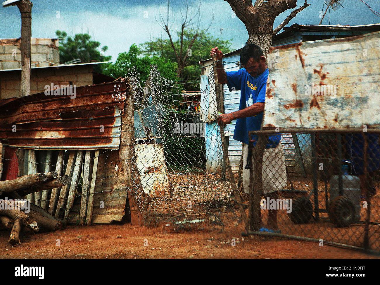 Les habitants du quartier de la Pastora vivent dans des conditions précaires, dans des maisons en feuilles de zinc et des rues en terre ce lundi 14 février 2022 à Maracaibo, Venezuela. La pandémie de Covid-19 et la crise des combustibles ont aggravé la situation économique que ce pays riche en ressources pétrolières connaît depuis des années. Selon les résultats d'une étude de l'Université catholique Andrés Bello (UCAB). Depuis 2014, le pays souffre d'une pénurie de services de base tels que l'eau potable, l'électricité, le gaz, le chômage, l'hyperinflation et les dévaluations continues de l'cur local Banque D'Images