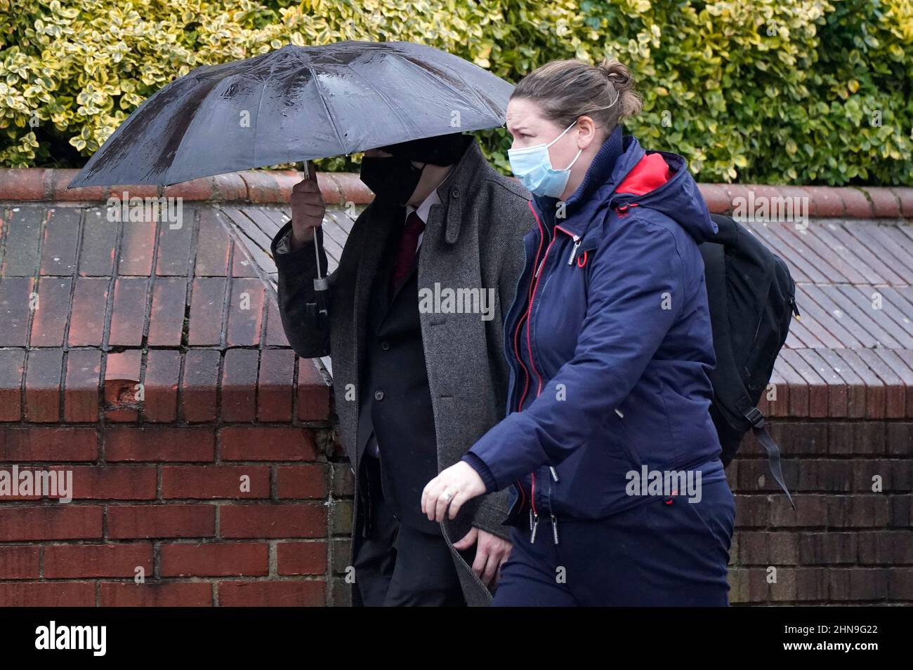 Oliver Perry-Smith (à gauche), agent de police de Thames Valley police, laisse une audience devant un tribunal de la Couronne au Reading Magistrate court, Berkshire. Il fait face à quatre accusations d'inconduite et à deux chefs d'accusation d'accès non autorisé au matériel informatique, à la suite d'une enquête menée par le Bureau indépendant de conduite policière (IOPC). Date de la photo: Mardi 15 février 2022. Banque D'Images