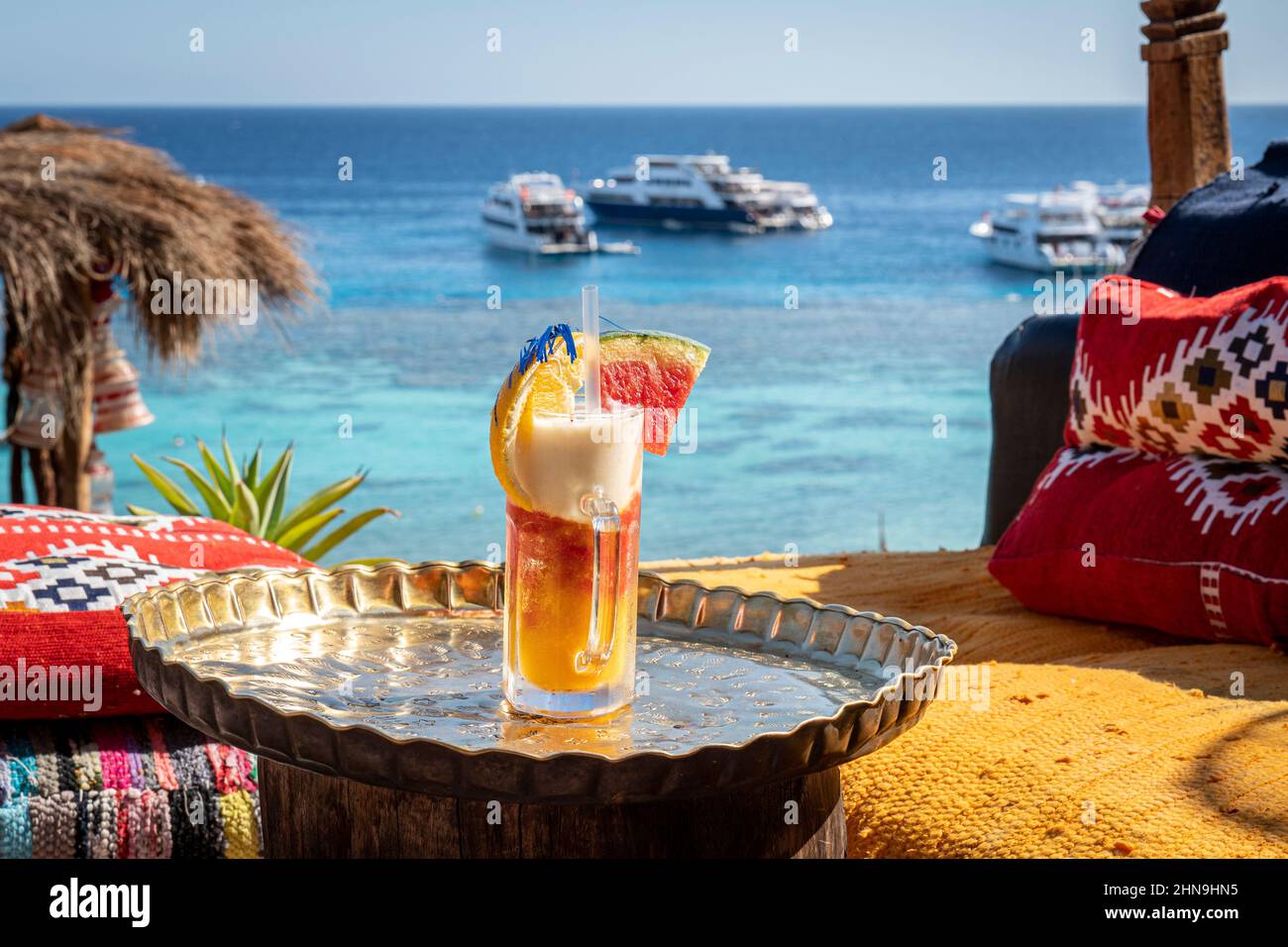 Cocktails aux baies lumineuses et saines sur la plage de Table avec la mer bleue sur fond. Concept de vacances d'été aux Maldives ou aux Caraïbes Resorts. Fruits frais Banque D'Images