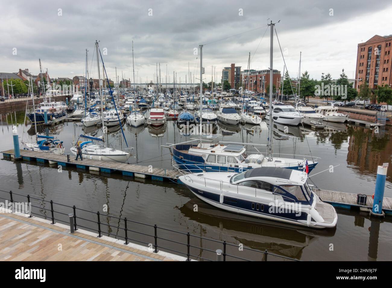 Ivue générale sur le bord de mer et la marina de Hull, dans la zone des anciens quais de Kingston upon Hull, East Riding of Yorkshire, Royaume-Uni. Banque D'Images