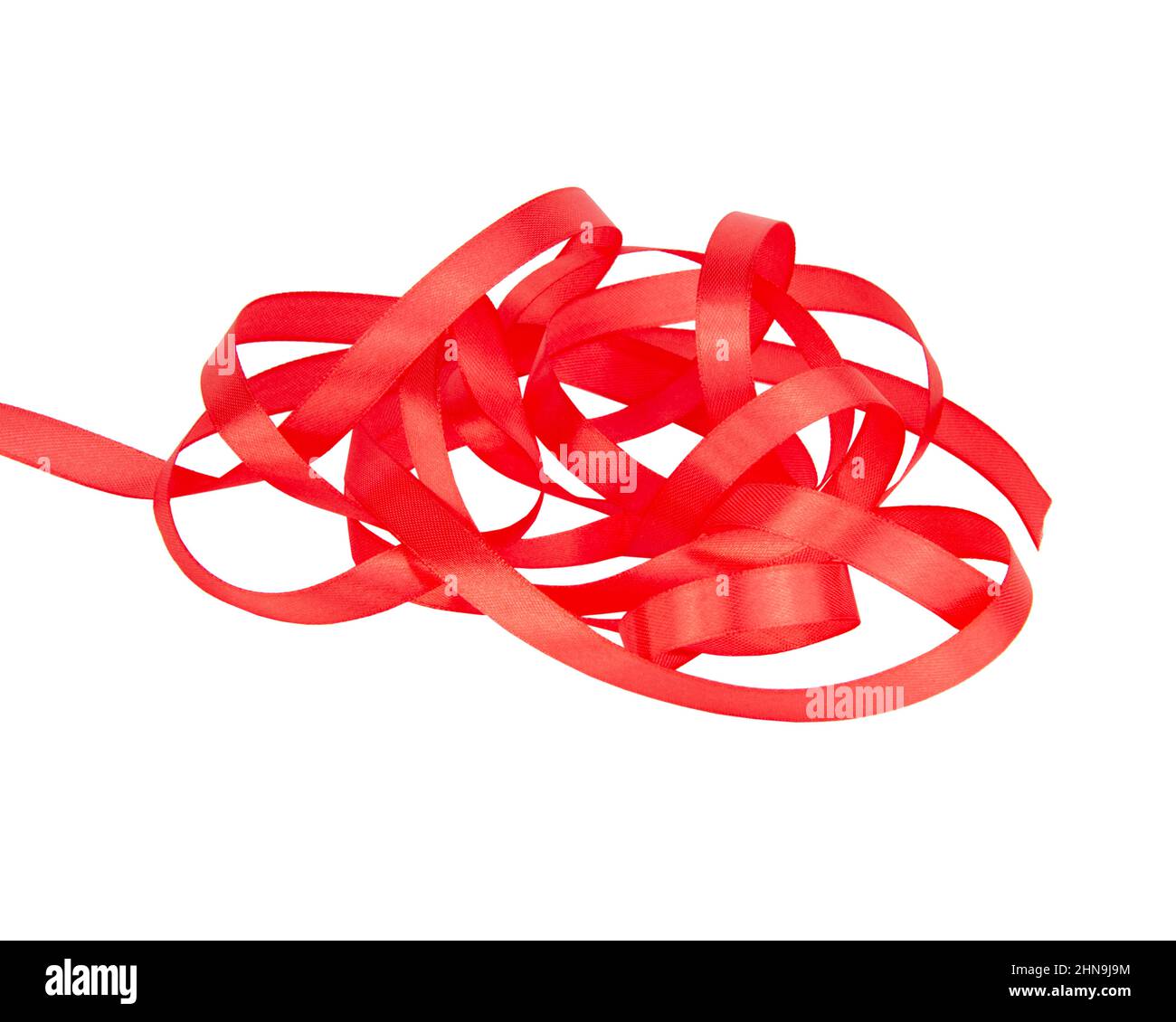 Ruban rouge décoratif pour cadeaux isolés sur fond blanc Banque D'Images