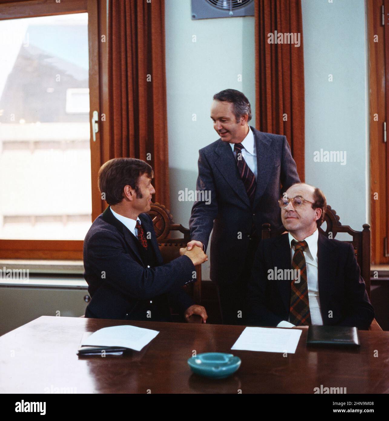 Der Bürgermeister, Fernsehserie, Deutschland 1979 - 1980, Folge 'Ein tüchtiger Mann', Darsteller: Gerhard Lippert, Robert Naegele, Gert Burkhard Banque D'Images