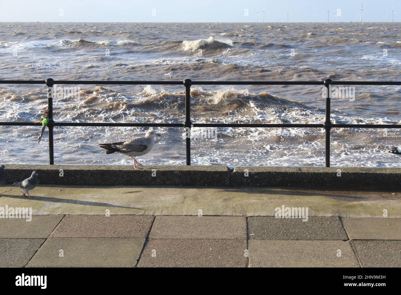 Une mer agitée s'écrasant contre la côte à Crosby Beach à Liverpool, à Merseyside, le matin d'hiver Banque D'Images