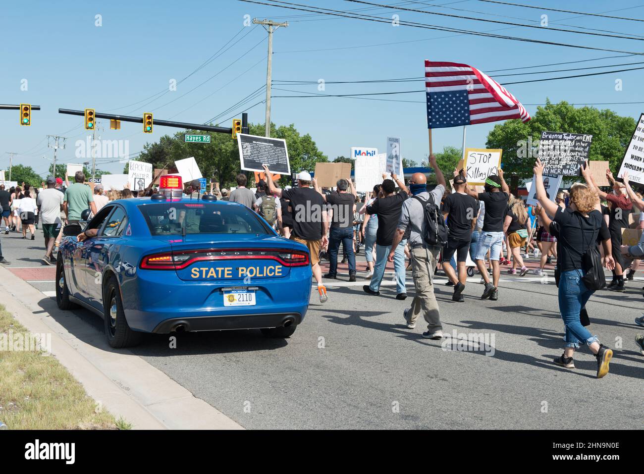 La police de l'État du Michigan escorte les manifestants du BLM sur la route Hall à Sterling Heights, Michigan, en juin 2020. Banque D'Images