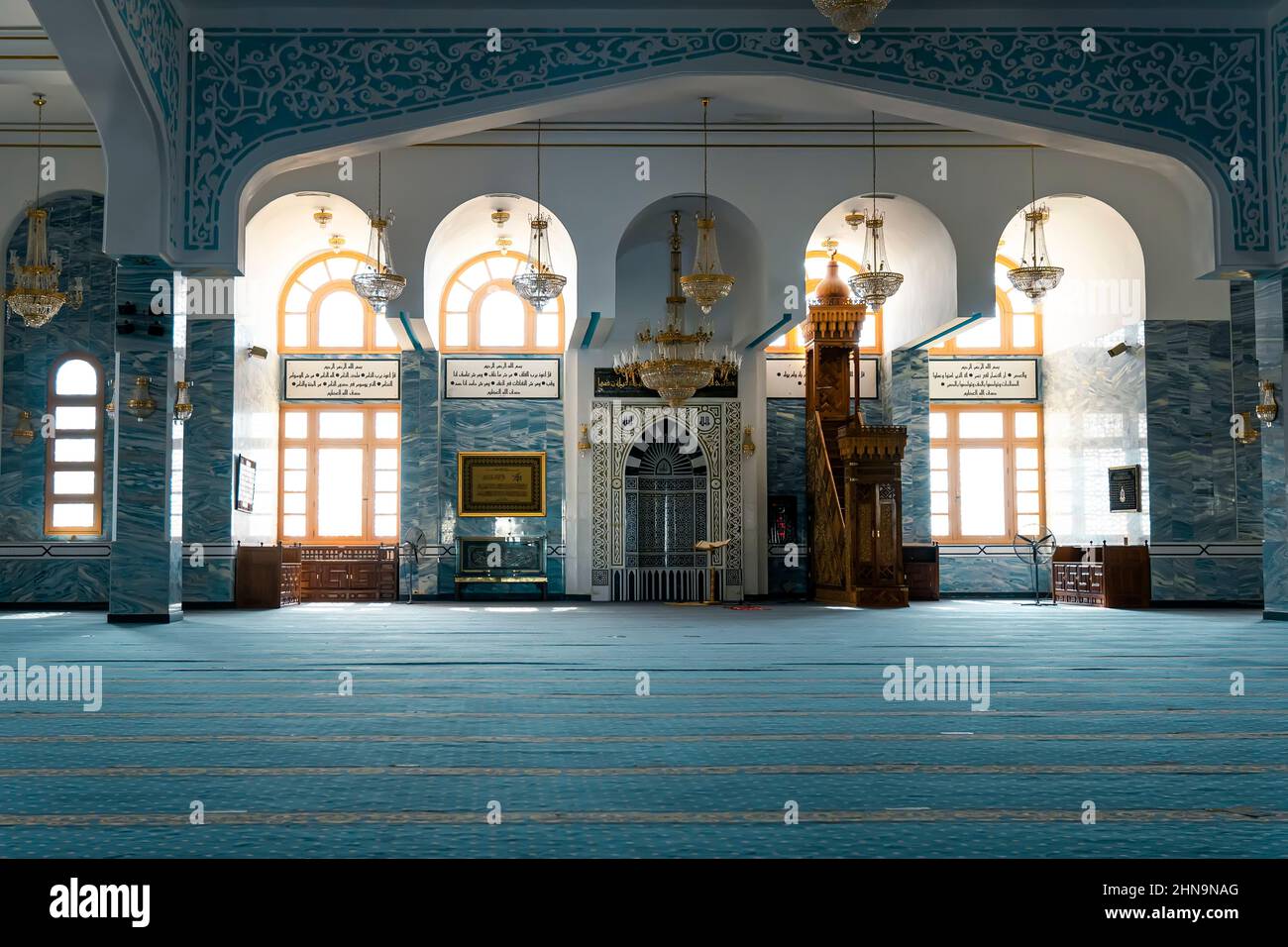 À l'intérieur de la mosquée Moubarak. Architecture islamique contemporaine. Charm El-Cheikh, Égypte. 9th octobre 2021. Banque D'Images