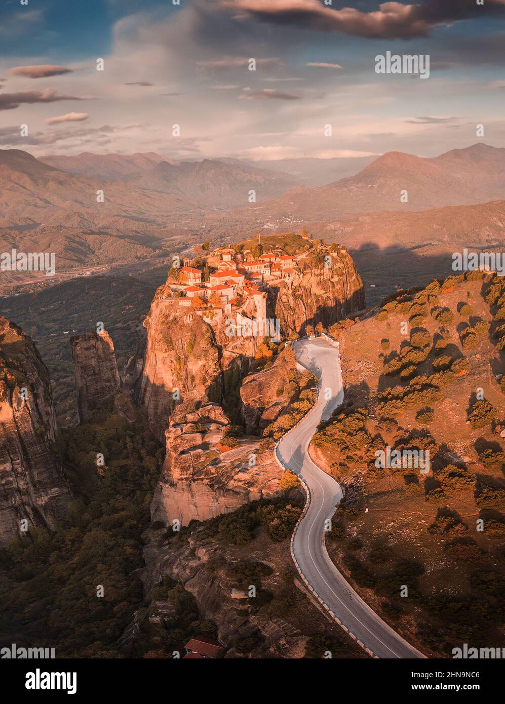 Vue aérienne du monastère de Meteoron près de la ville de Kalambaka en Grèce. Destinations touristiques et de voyage Banque D'Images