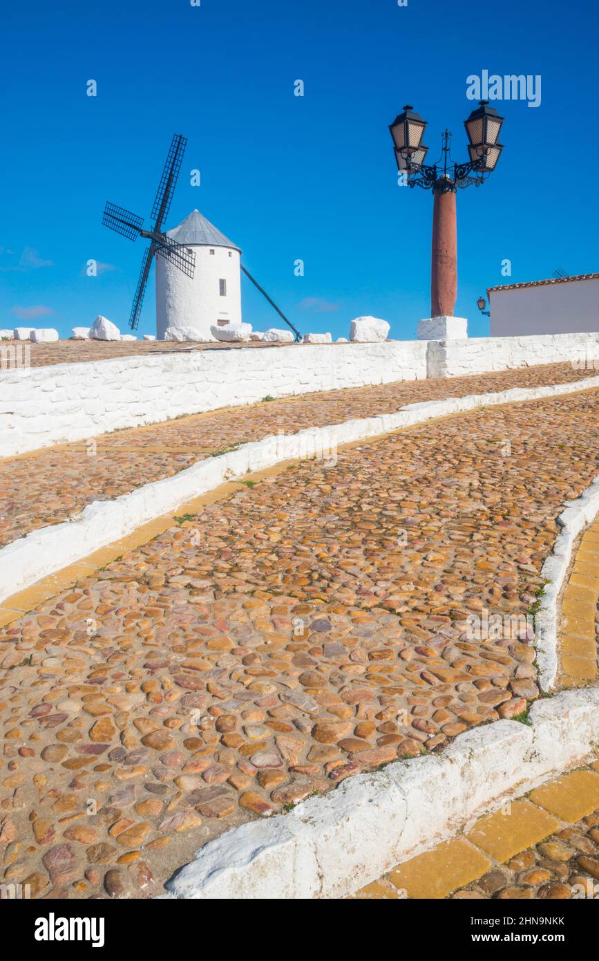 Rue et moulin à vent. Campo de Criptana, Ciudad Real province, Castilla La Mancha, Espagne. Banque D'Images