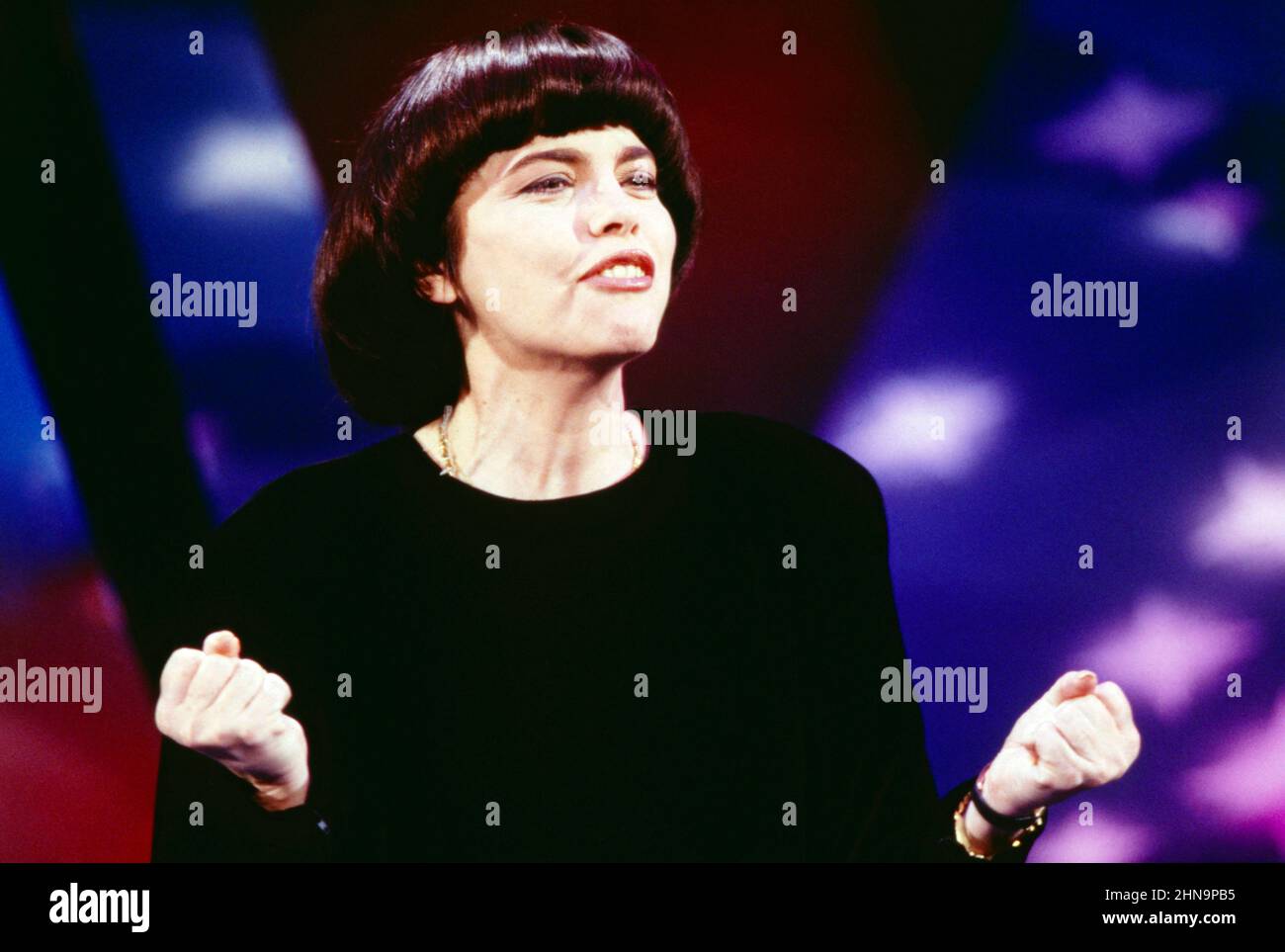 Mireille Mathieu, berühmte französische Sängerin, Auftritt im Showteil der ARD Sendung: Montagsmaler, 1987. La chanteuse française Mireille Mathieu, dans la partie spectacle du programme ARD : Montagsmaler, 1987. Banque D'Images