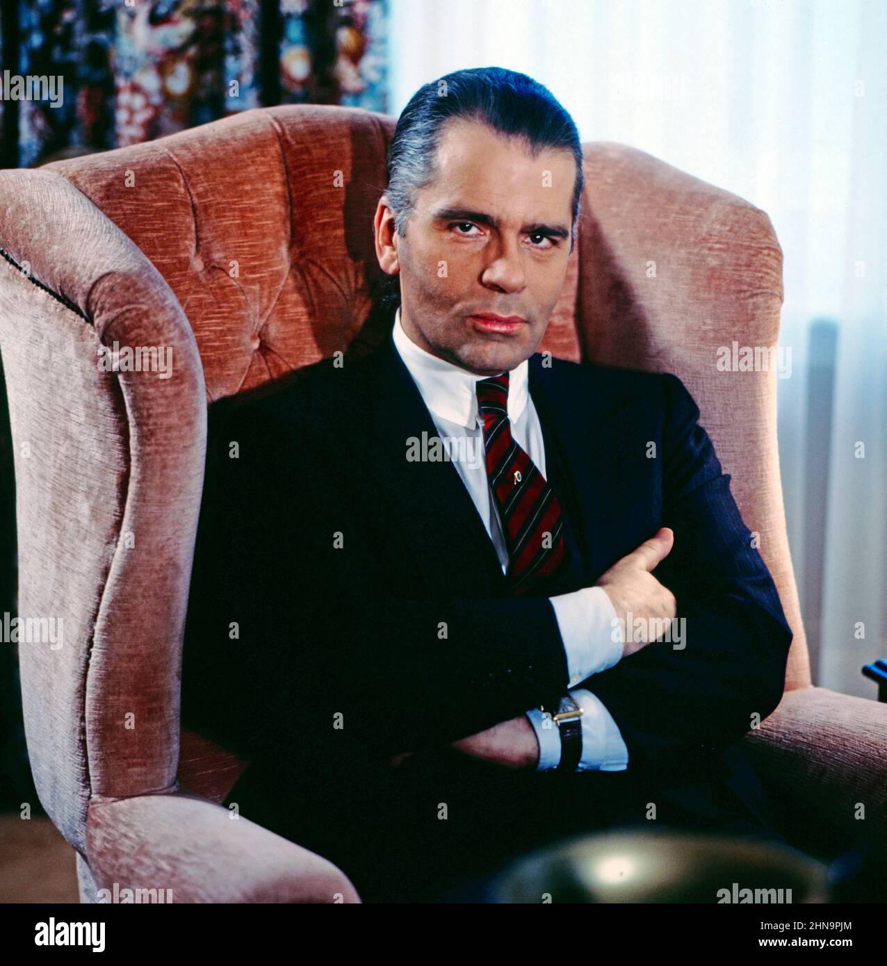 Karl Lagerfeld, deutscher Modeschöpfer, Designer, Kostümbildner, Kreativdirektor und Chefdesigner von Chanel, Portrait vers 1986. Karl Lagerfeld, couturier allemand, designer, couturier, directeur de la création et concepteur en chef de Chanel, portrait vers 1986. Banque D'Images