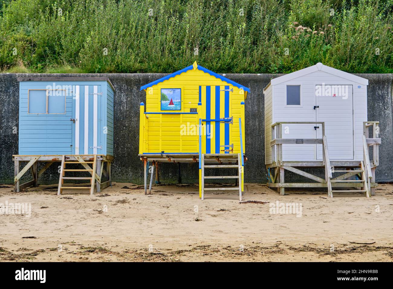 Des cabanes de plage colorées à Porth Nefyn, pays de Galles Banque D'Images