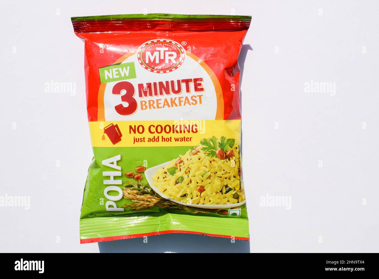 MTR marque Instant Food Poha, petit déjeuner de 3 minutes, riz aplati paquet d'encas indien isolé sur fond blanc. Banque D'Images