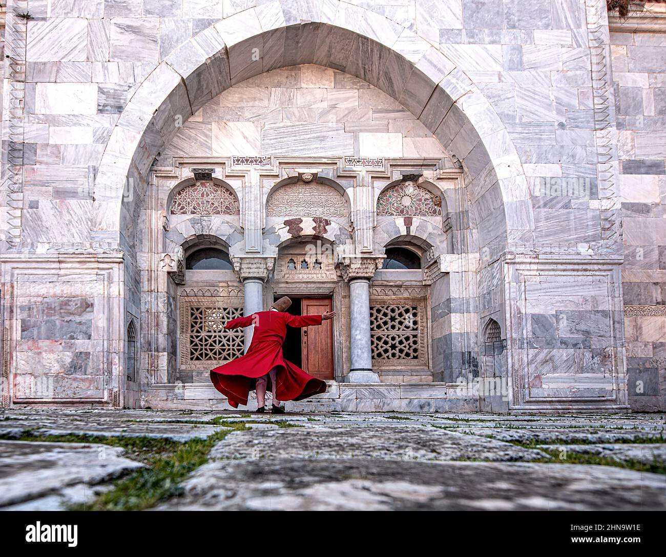 02.04.2022,Soke,Aydin,Turquie,dervish de tourbillons en costume rouge et chapeau Banque D'Images