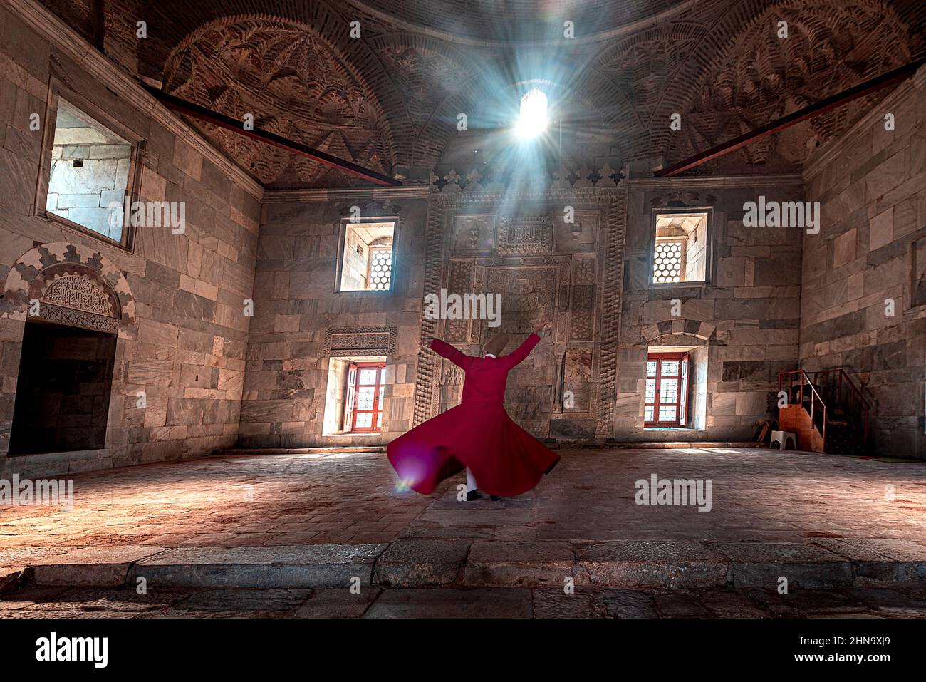 02.04.2022,Soke,Aydin,Turquie,dervish de tourbillons en costume rouge et chapeau Banque D'Images