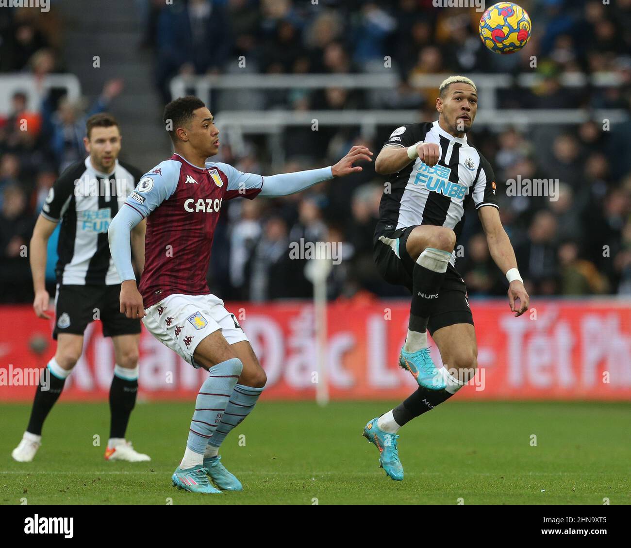 NEWCASTLE UPON TYNE, ROYAUME-UNI. FÉV 13th Jacob Ramsey d'Aston Villa en action avec Joelinton de Newcastle United lors du match de la Premier League entre Newcastle United et Aston Villa à St. James's Park, Newcastle, le dimanche 13th février 2022. (Crédit : Mark Fletcher | INFORMATIONS MI) Banque D'Images