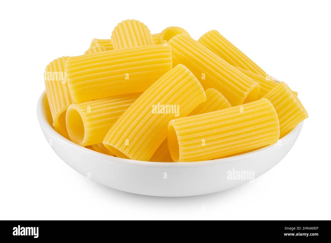 Pâtes italiennes brutes Rigatoni dans un bol en céramique isolé sur fond blanc avec passe-cheveux et profondeur de champ totale Banque D'Images