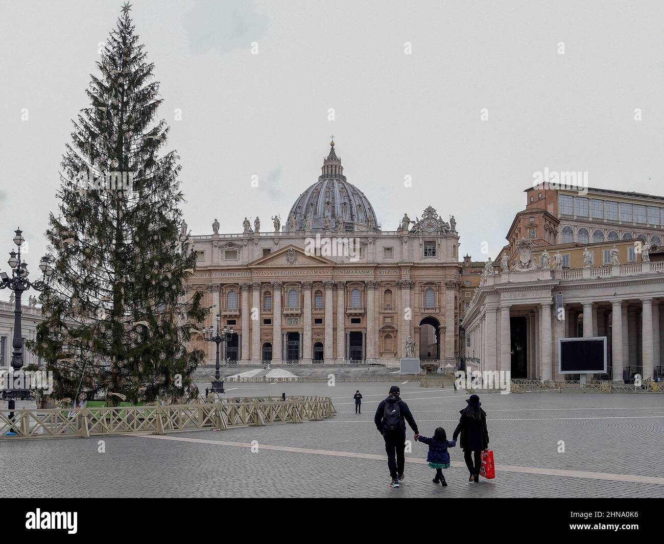 Italie, Rome, 25th décembre 2020. Les gens marchent sur une place Saint-Pierre vide inhabituelle pendant les restrictions de verrouillage pour le Covid-19 le jour de Noël. Banque D'Images