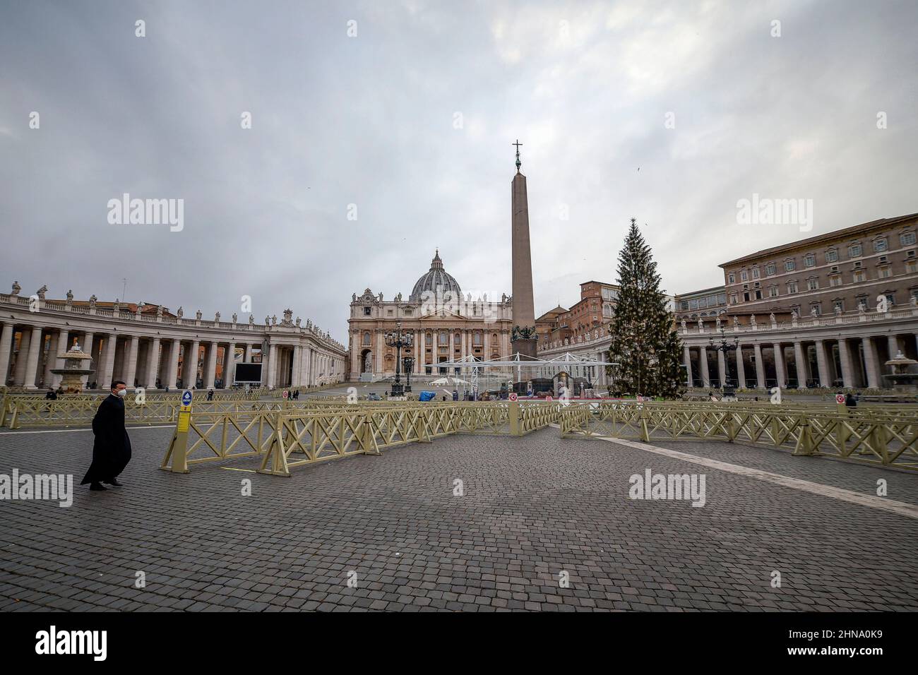 Italie, Rome, 25th décembre 2020. Les gens marchent sur une place Saint-Pierre vide inhabituelle pendant les restrictions de verrouillage pour le Covid-19 le jour de Noël. Banque D'Images