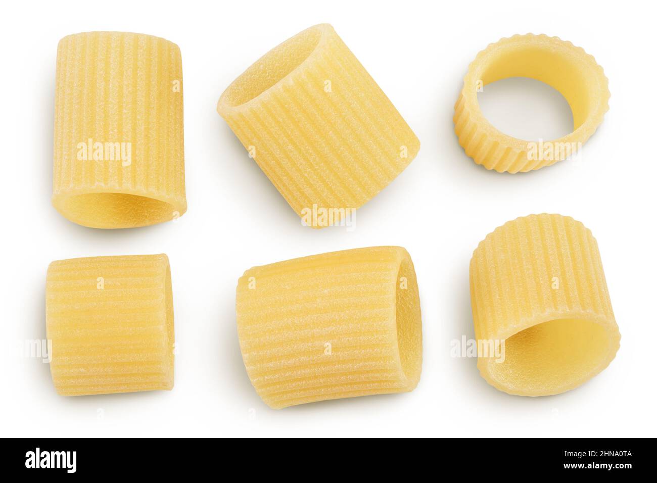 pâtes italiennes brutes isolées sur fond blanc avec passe-cheveux . Mezze Maniche Rigate Bronze die. Vue de dessus. Pose à plat. Set ou collection Banque D'Images