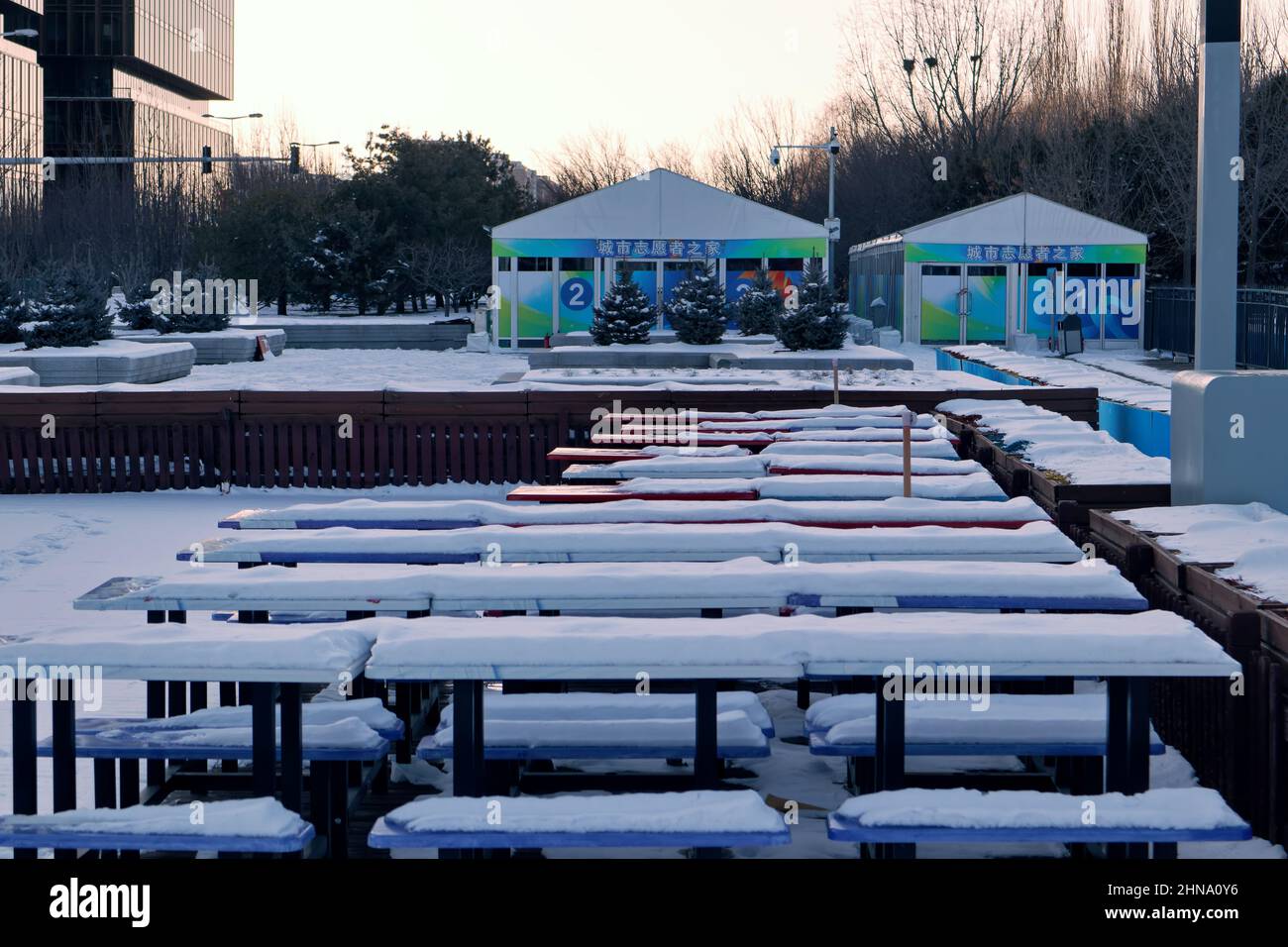 Station de service de bénévoles de la ville et signalisation en chinois pour les Jeux olympiques d'hiver de 2022 à Beijing en Chine le 14 février 2022 Banque D'Images