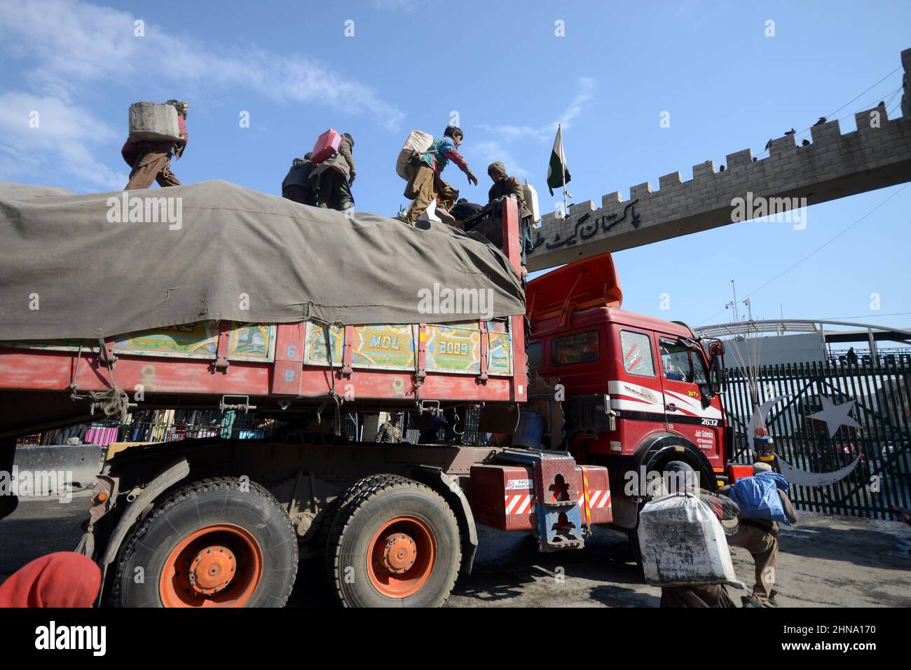 Peshawar, Pakistan. 15th févr. 2022. Camion Torkham transportant des articles de secours de la Fondation Al-Khidmat pour les Afghans entrant en Afghanistan à la frontière de Torkham. (Photo de Hussain Ali/Pacific Press) crédit: Pacific Press Media production Corp./Alay Live News Banque D'Images