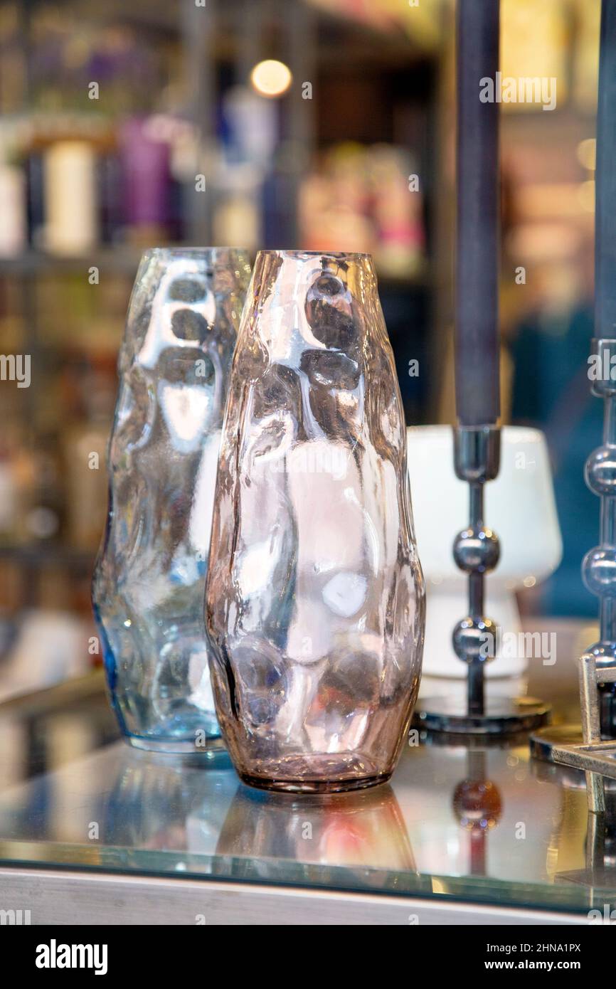 Vases en verre à la boutique de décoration intérieure Etcetera au centre commercial Churchgate, Hitchin, Royaume-Uni Banque D'Images