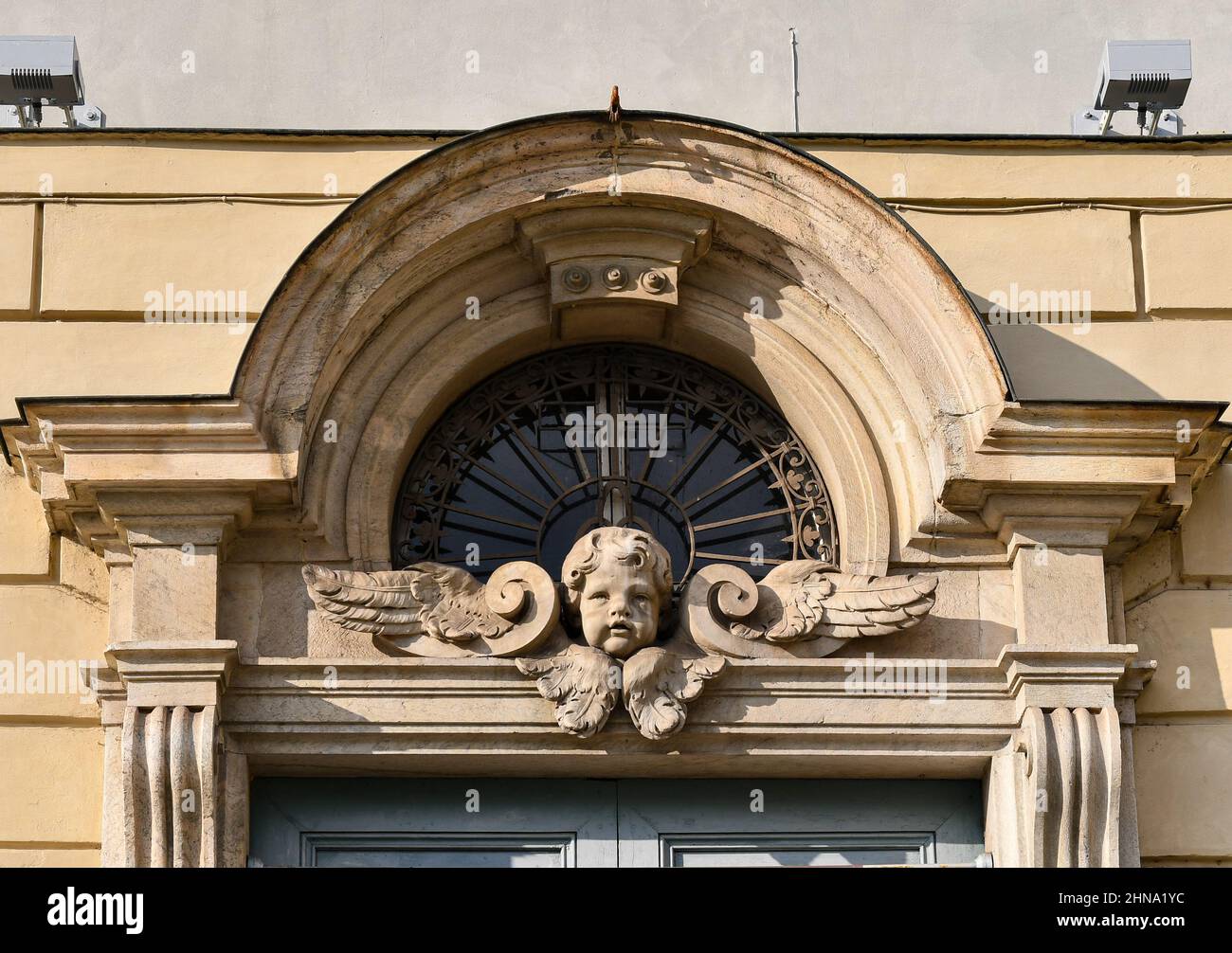Détail d'un ange décoratif ou d'un putto sur la façade de l'église royale du Saint-Laurent dans la vieille ville de Turin, Piémont, Italie Banque D'Images