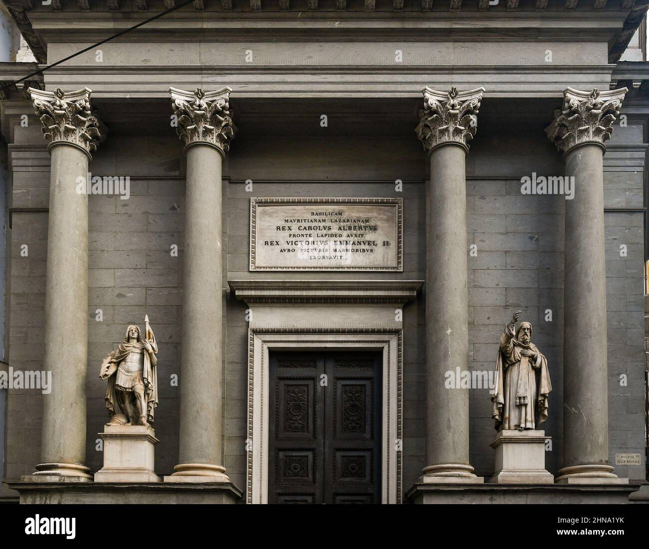 Façade de la basilique Mauriziana de style néoclassique avec deux statues imposantes représentant les saints Maurice et Lazarus (1834), Turin, Piémont Banque D'Images Façade de la basilique Mauriziana de style néoclassique avec deux statues imposantes représentant les saints Maurice et Lazarus (1834), Turin, Piémont Banque D'Images