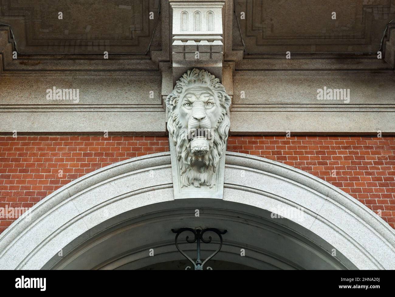 Détail de la façade du Palazzo Carignano avec une sculpture en pierre à tête de lion, Turin, Piémont, Italie Banque D'Images