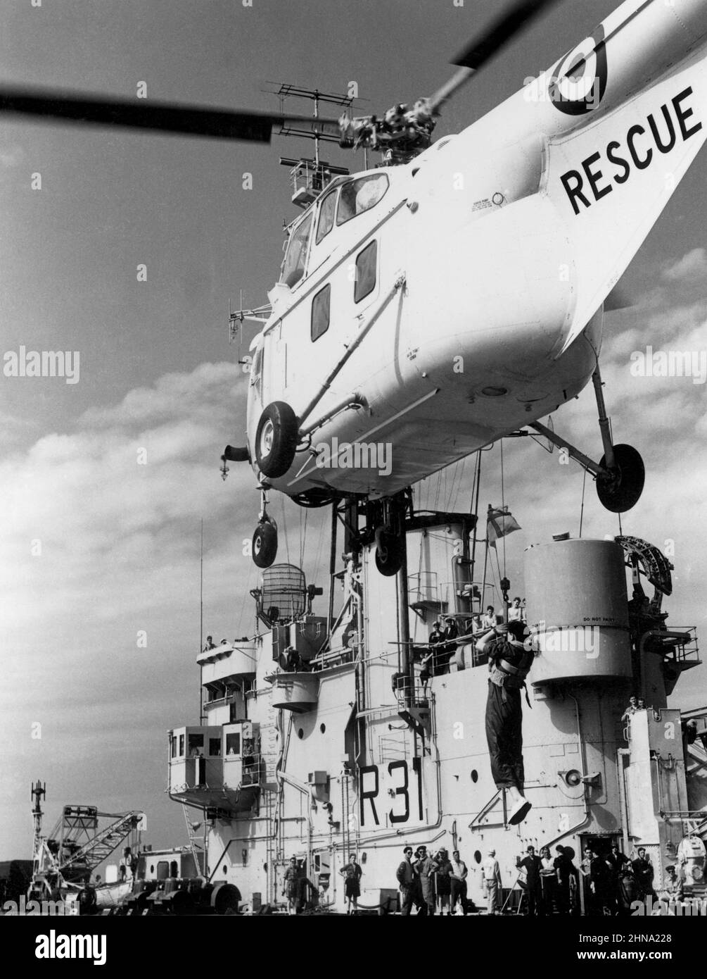 Westland WS-55 Whirlwind Har.3 hélicoptère de sauvetage de la Marine royale survolant le pont d'atterrissage de R31 HMS Warrior un porte-avions légers de classe Colossus dans le pacifique pendant l'opération grappin. Banque D'Images